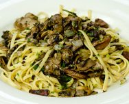 Order Linguine Garlic & Mushrooms food online from Basil Leaf Cafe store, Chicago on bringmethat.com