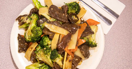 Order B2. Beef with Broccoli food online from Egg Roll Hut store, Dallas on bringmethat.com