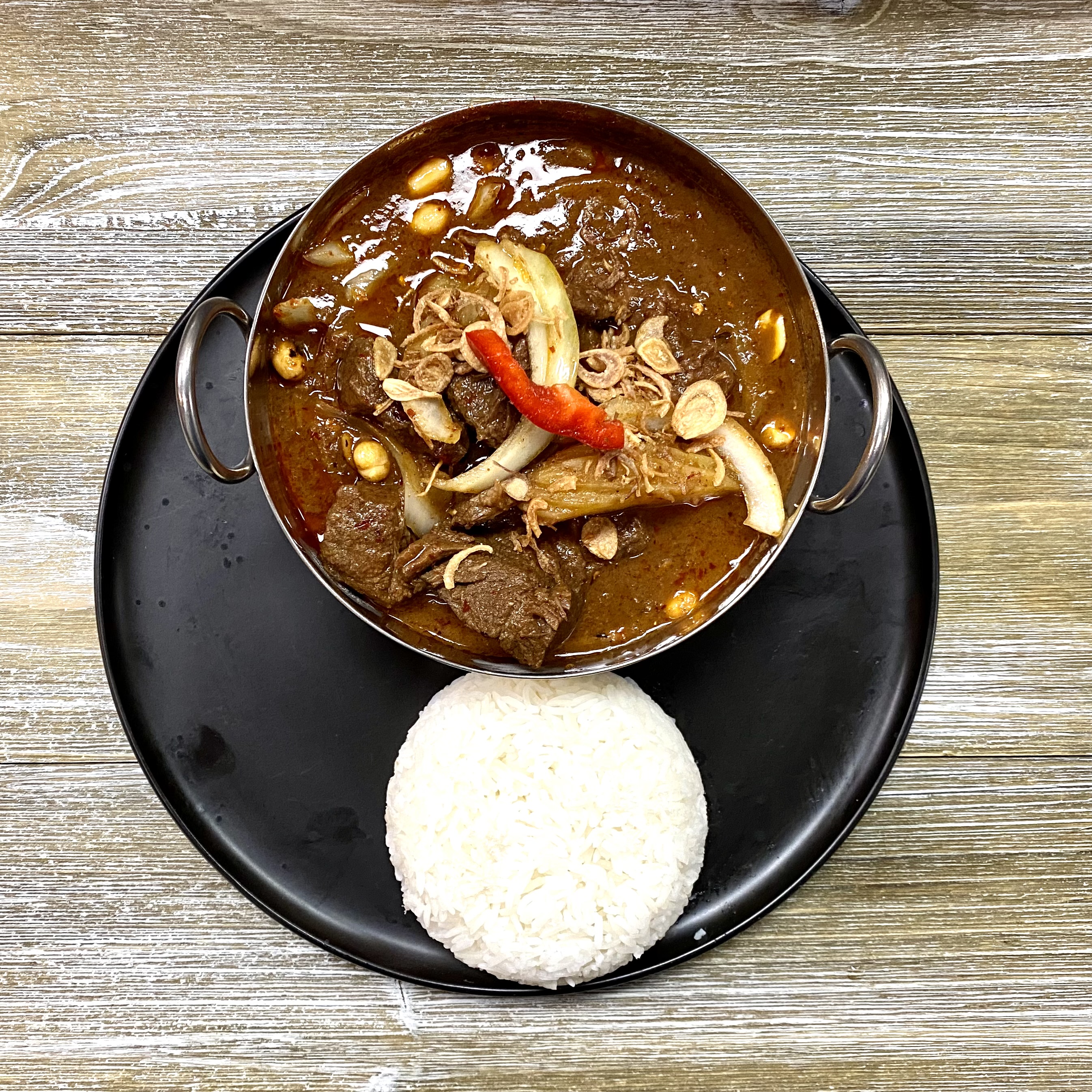 Order Massaman Curry Beef* food online from La Ong Thai Bistro store, Herndon on bringmethat.com