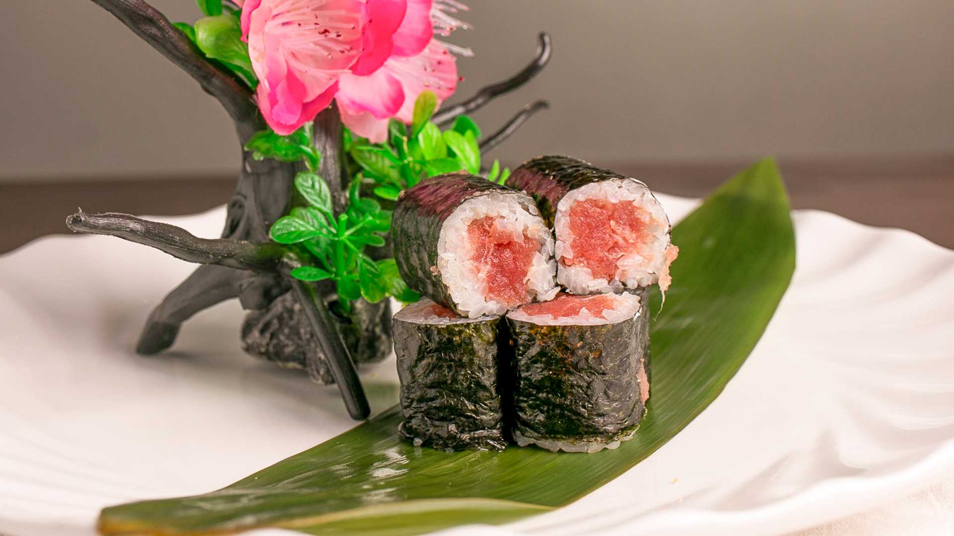 Order Tuna Roll food online from Izumi Japanese Steak House & Sushi Bar store, Windsor Locks on bringmethat.com