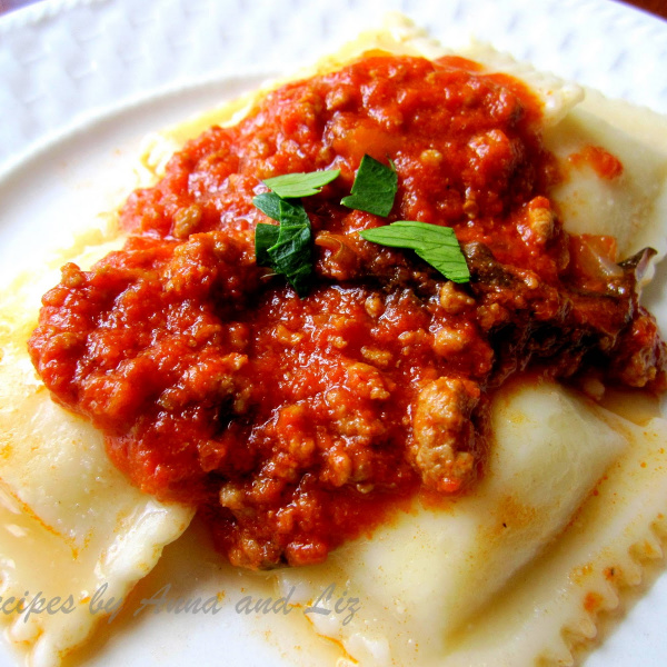 Order Ravioli with Marinara Sauce food online from New York Pizza & Pasta store, Pleasant Hill on bringmethat.com