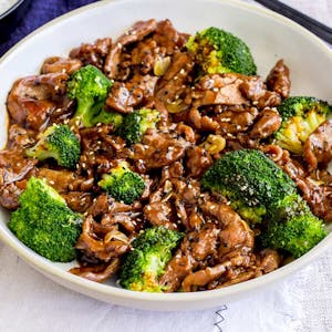 Order B02. Beef with Broccoli 芥蓝牛 food online from Happy Dragon store, Kansas City on bringmethat.com