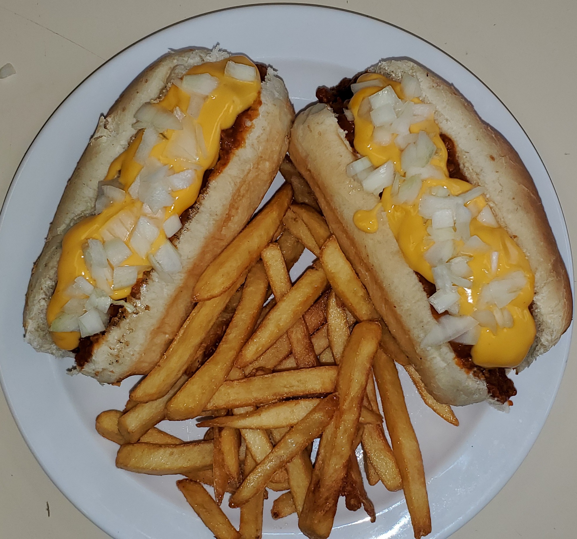 Order Chili Cheese Dog Platter food online from Dan Dee Bar & Grill store, Binghamton on bringmethat.com