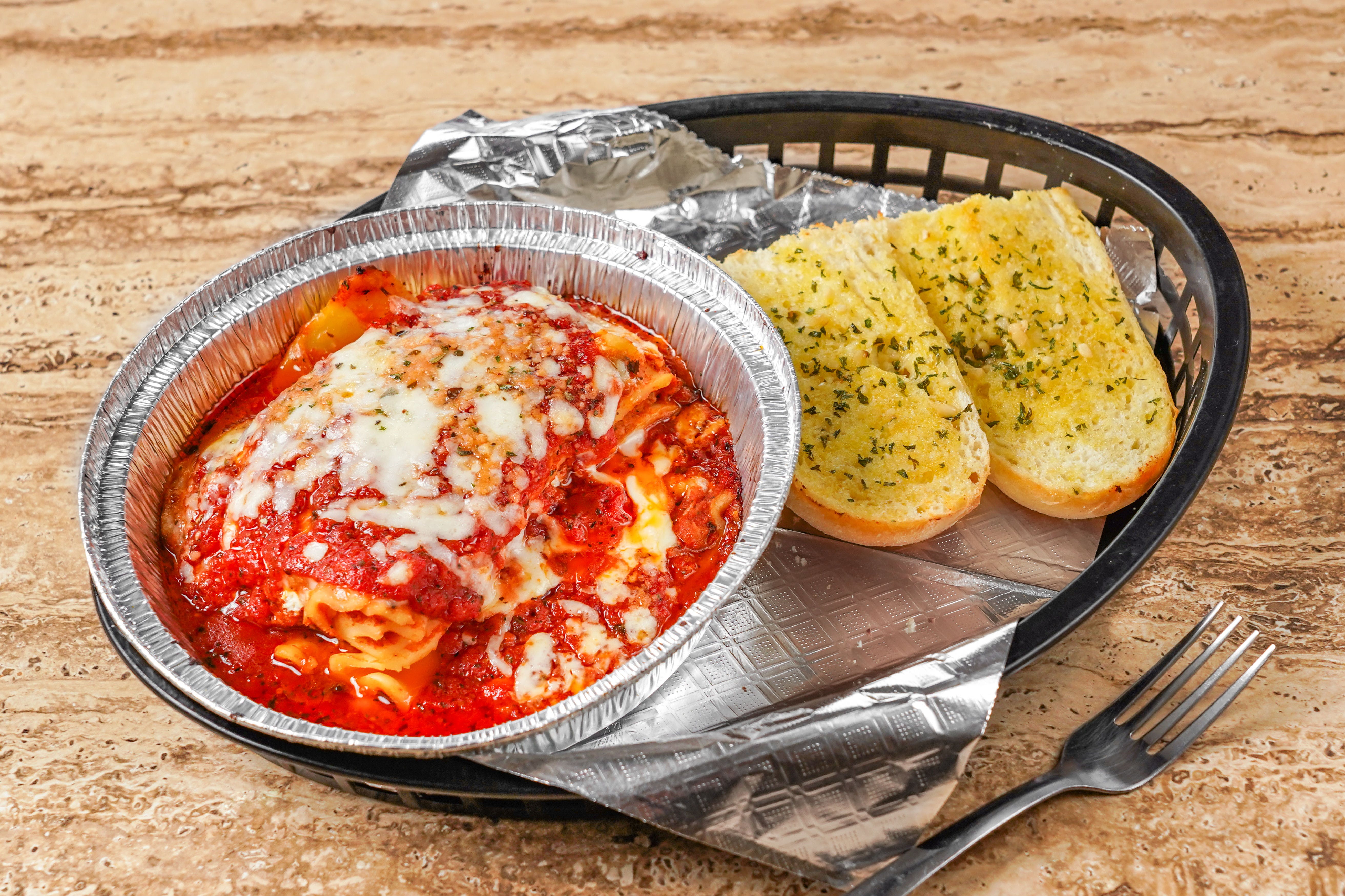 Order 5. Lasagna with Garlic Bread Lunch - Lunch food online from Chicagos Pizza store, San Antonio on bringmethat.com