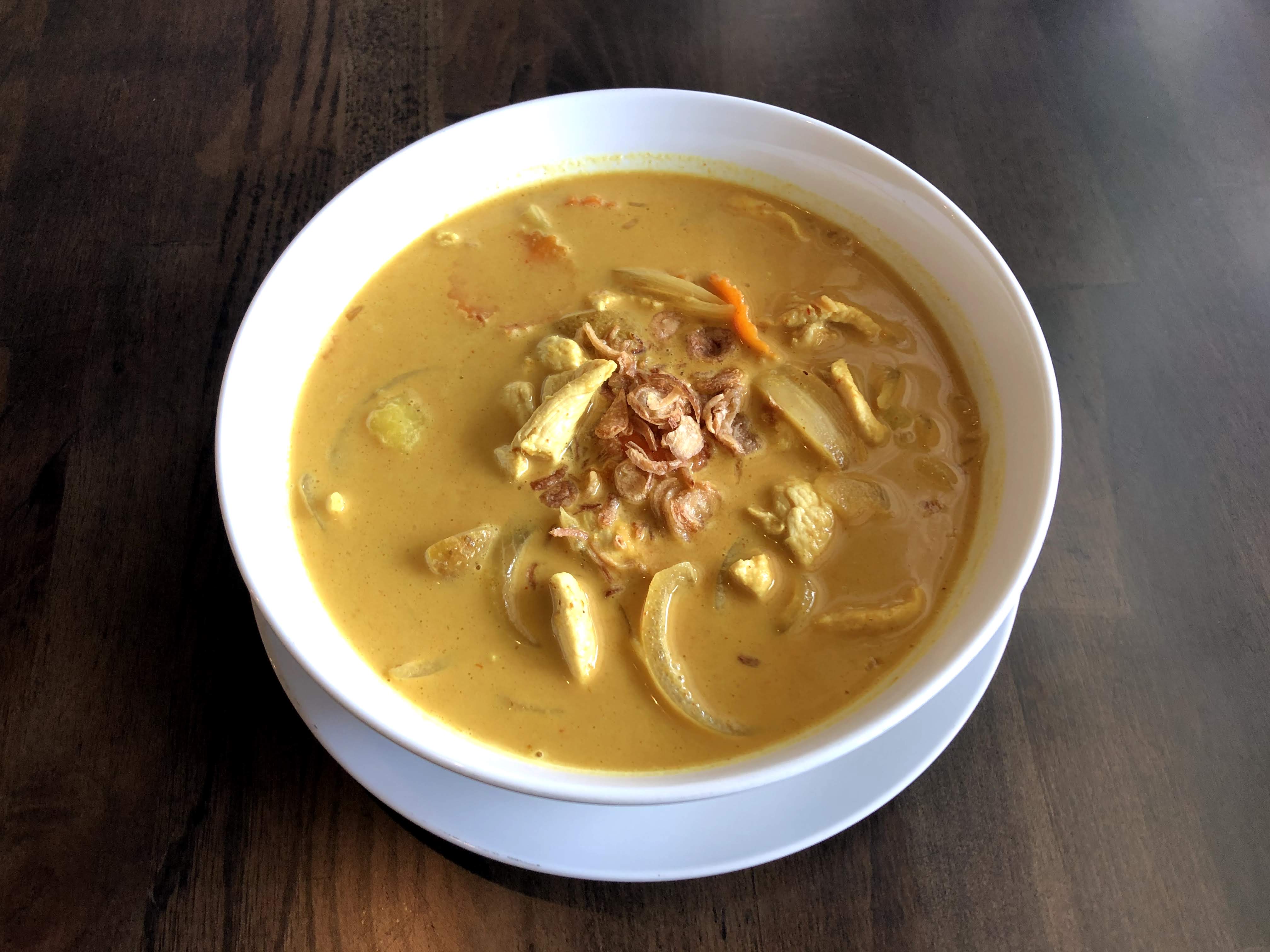 Order Yellow Curry food online from Lemongrass Thai Eatery store, Dallas on bringmethat.com