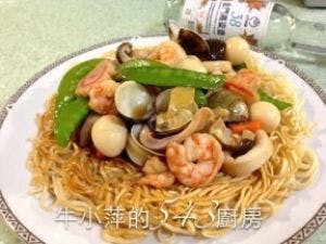 Order K33. Combination Crispy Noodle 什錦兩面黄 food online from Garage Restaurant store, San Gabriel on bringmethat.com