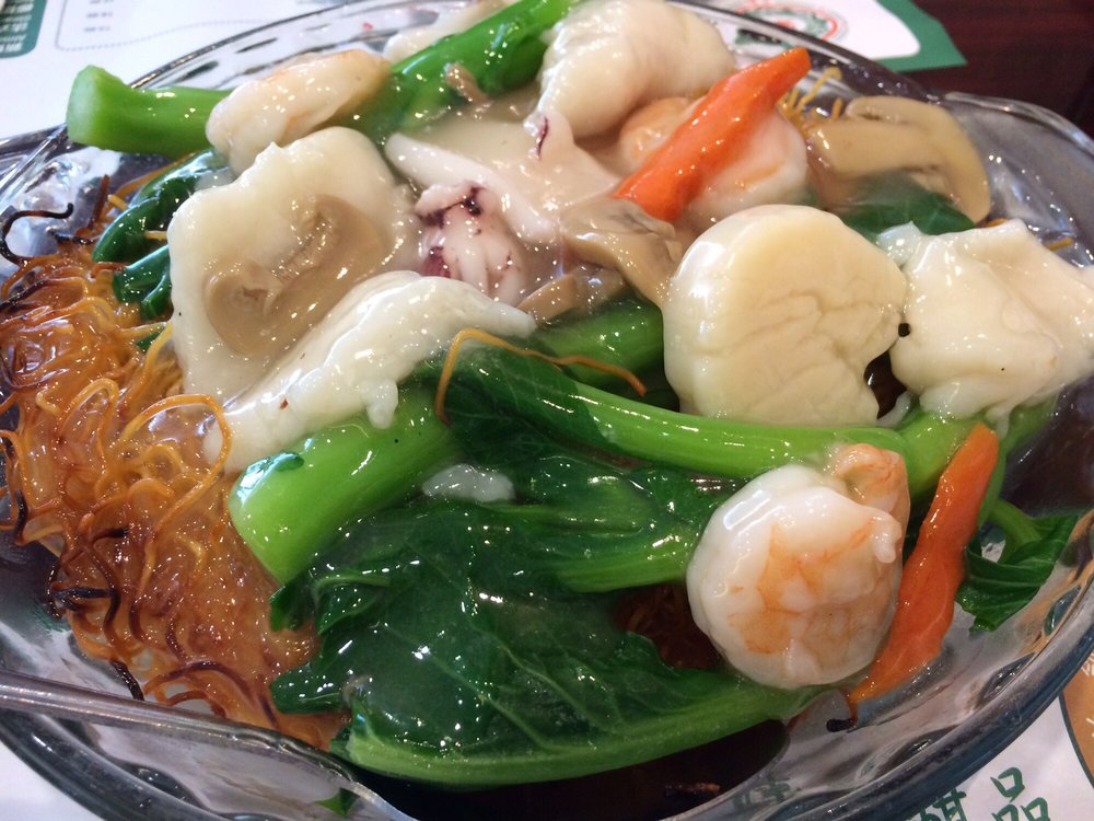 Order Seafood Chow Mein / 海鮮炒麵 food online from Sam Woo Bbq store, San Gabriel on bringmethat.com