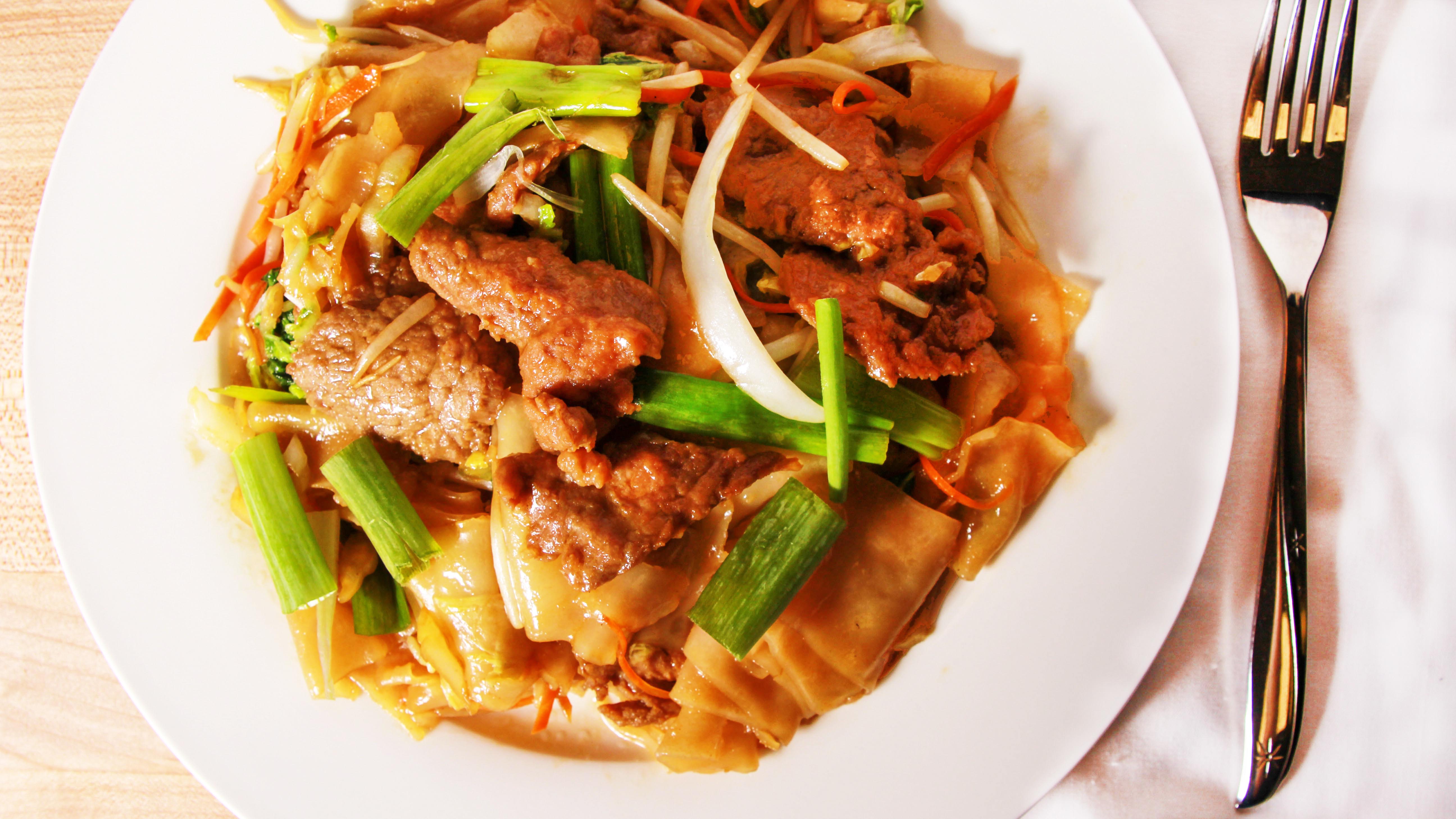 Order 149. Beef Drunken Noodle  food online from Shanghai Garden store, East Patchogue on bringmethat.com