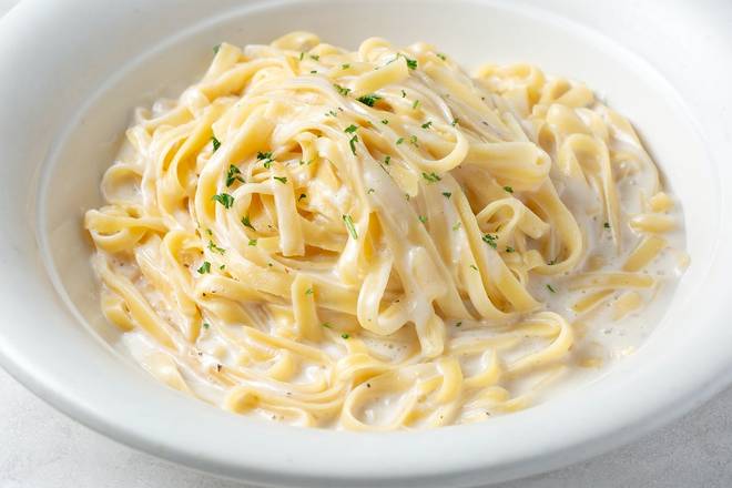 Order CLASSIC FETTUCCINE ALFREDO FAMILY PLATTER food online from Johnny Carino'S store, Bismarck on bringmethat.com