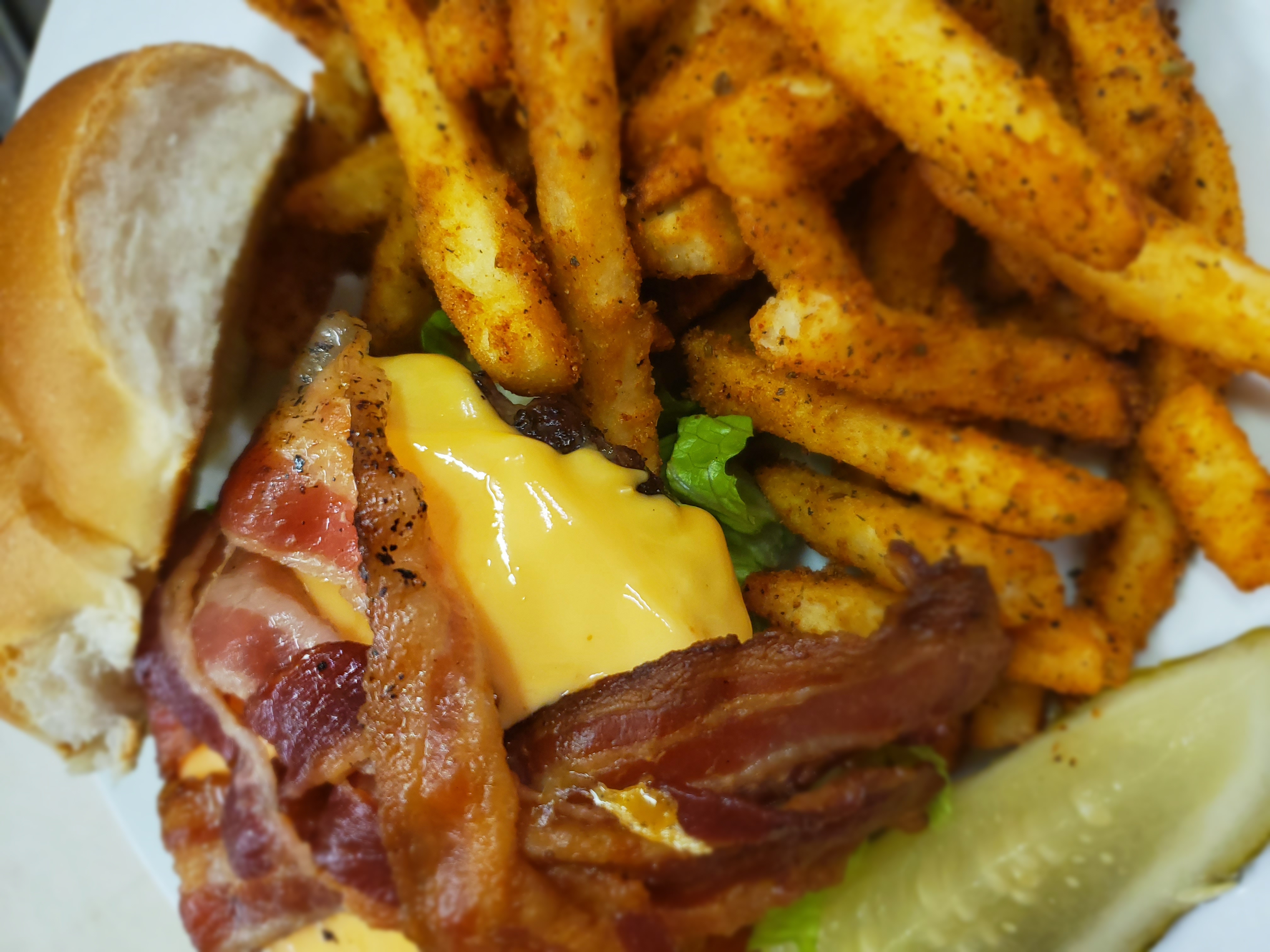 Order The Bacon Cheeseburger food online from Pineapple Jacks store, Rochester on bringmethat.com