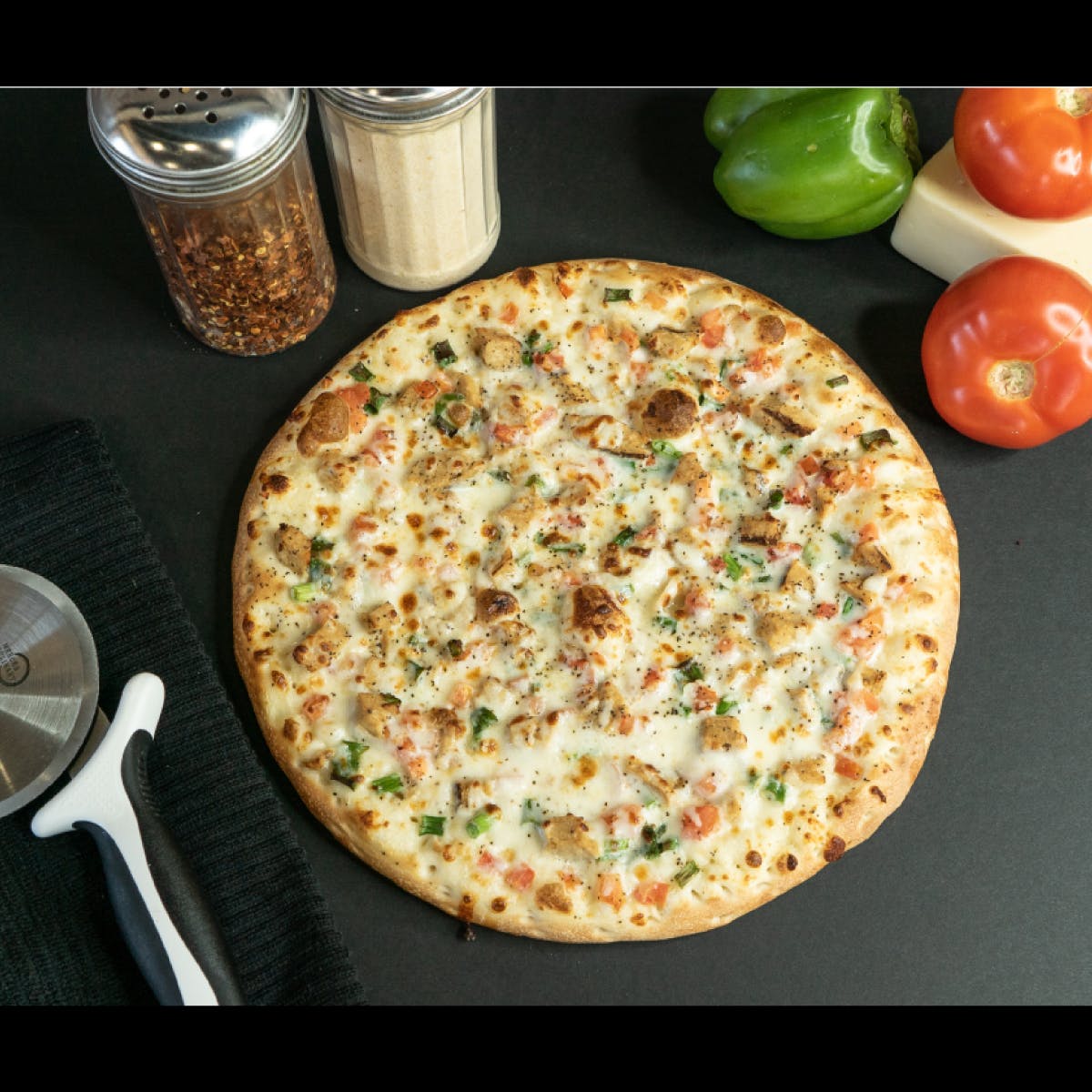 Order Amazing Alfredo Pizza - Small 10'' food online from Tenney's Pizza store, Saratoga Springs on bringmethat.com