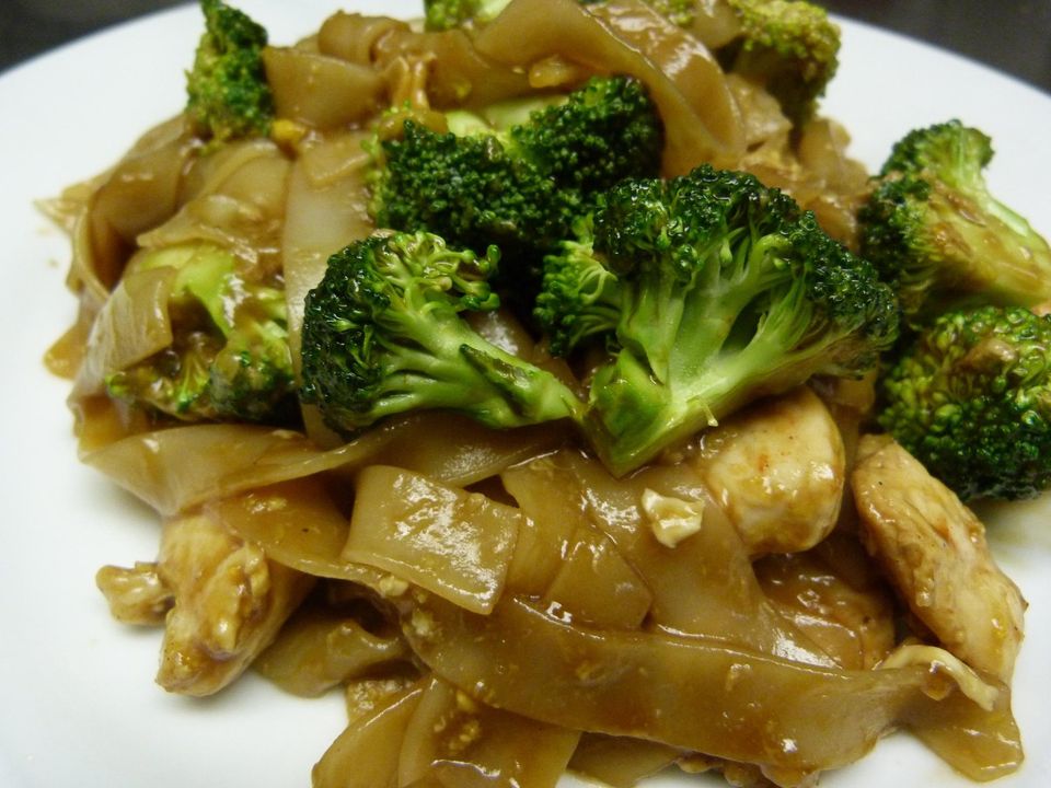 Order Broccoli Noodles food online from Taste of Thailand store, Omaha on bringmethat.com