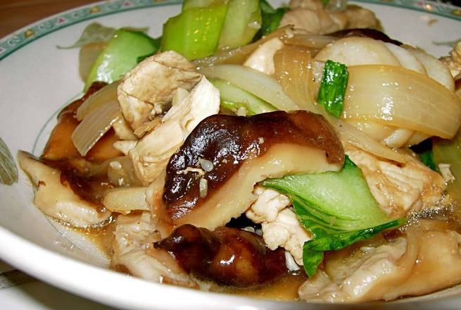 Order F19. Shiitake Mushroom Chicken 香菇炒鸡 food online from Jade Restaurant & Lounge store, Seattle on bringmethat.com