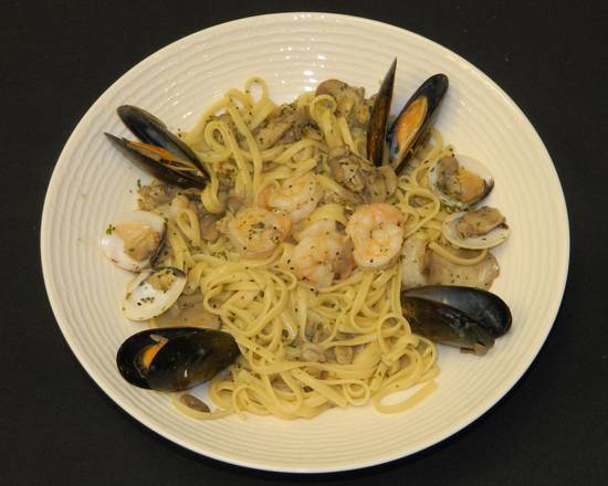 Order LS Linguine Tutto Mare food online from Casa! Ristorante store, FORT WAYNE on bringmethat.com