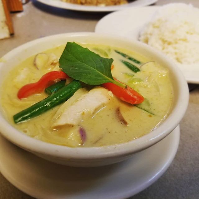 Order C02. Green Curry food online from Sri Siam Authentic Thai Restaurant store, Morton Grove on bringmethat.com