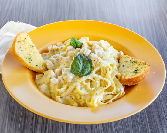 Order Chicken Alfredo food online from Dalia's Pizza store, West Covina on bringmethat.com
