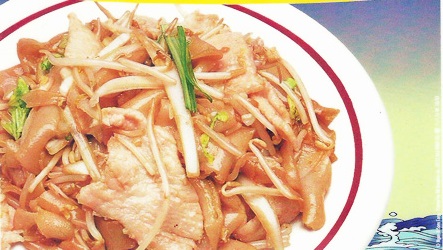 Order 46. Chicken Chow Fun food online from New Yee Wo store, Medford on bringmethat.com