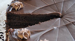 Order Chocolate Mousse Cake - Dessert food online from Bella Napoli Pizza-Stratford store, Stratford on bringmethat.com