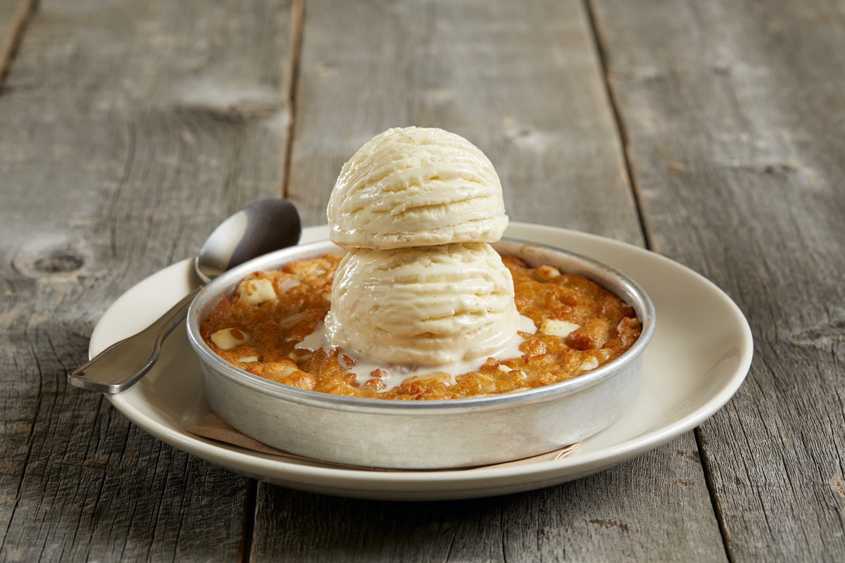 Order White Chocolate Macadamia Nut Pizookie® food online from Bj Restaurant & Brewhouse store, Chino Hills on bringmethat.com