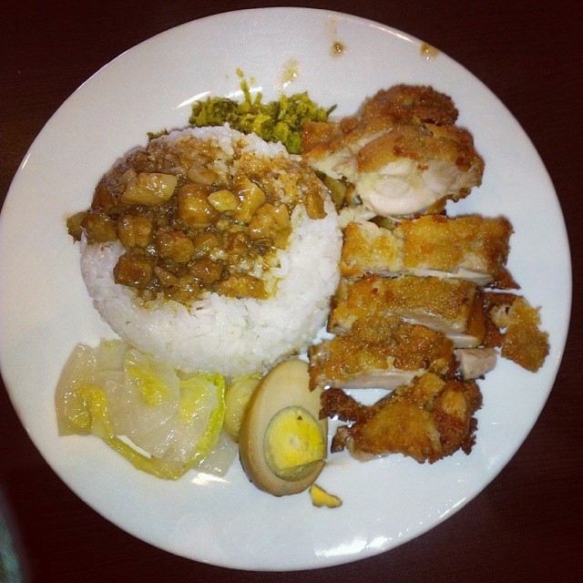 Order Chinese Style Fried Chicken on Rice 雞排飯 food online from A&J Bistro 半畝園 store, East Hanover on bringmethat.com