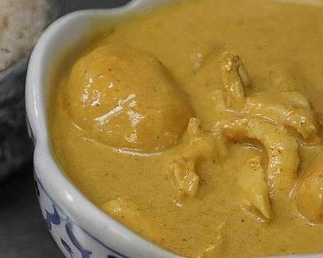 Order 56. Yellow Curry food online from Oros Thai Restaurant store, San Jose on bringmethat.com