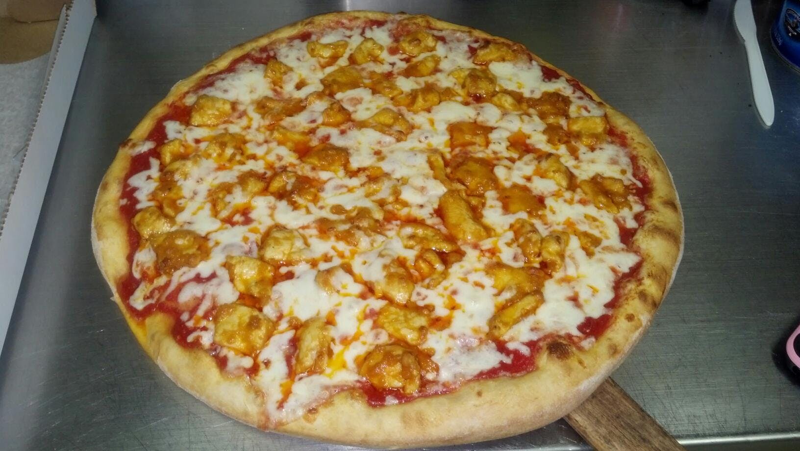 Order BBQ Chicken Pizza - Large 16'' food online from Sole Pizzeria & Restaurant store, North Bergen on bringmethat.com