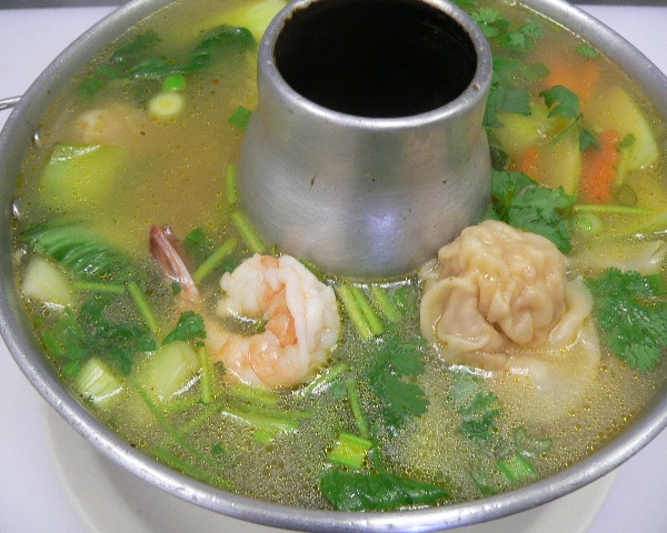 Order 17. Wonton Soup food online from Siam Bay Thai Cuisine store, El Segundo on bringmethat.com
