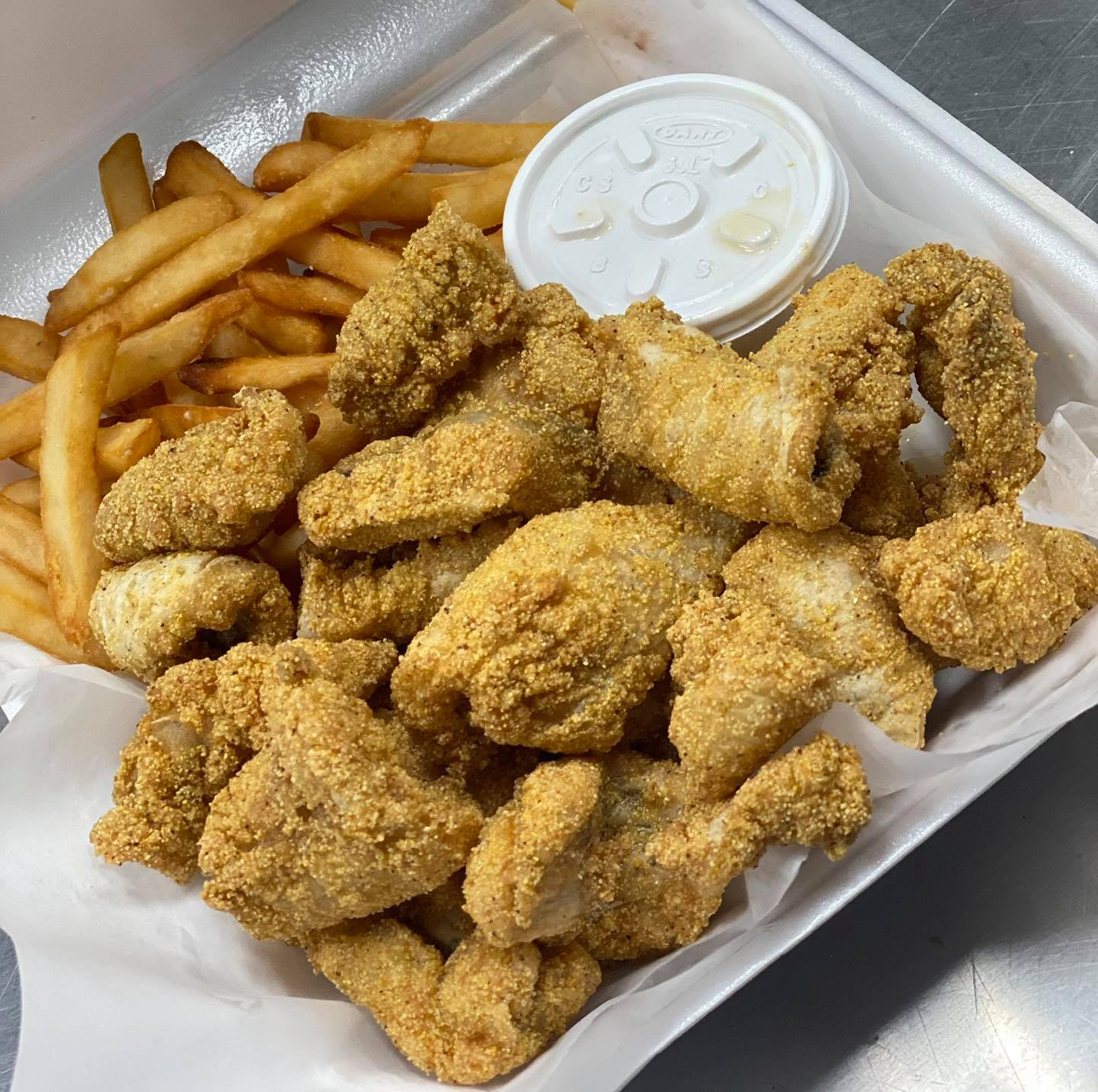 Order 10 Wings Dinner food online from Sharks Fish & Chicken store, Decatur on bringmethat.com