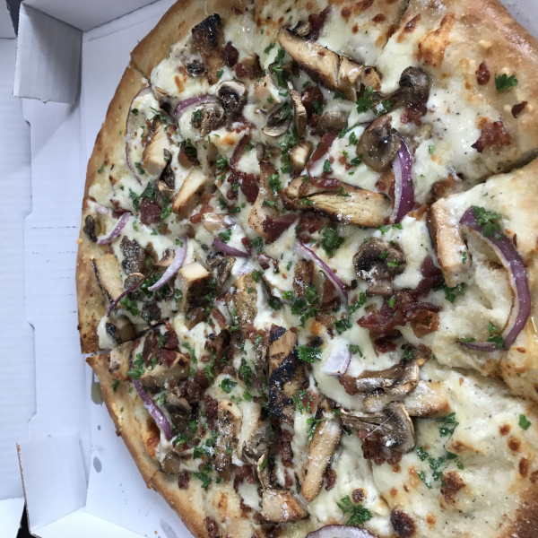 Order Chicken Alfredo Pizza food online from Pine Knob Pizzeria and Catering store, Clarkston on bringmethat.com