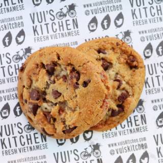 Order Chocolate Chip Cookies food online from Vui Kitchen store, Nashville on bringmethat.com