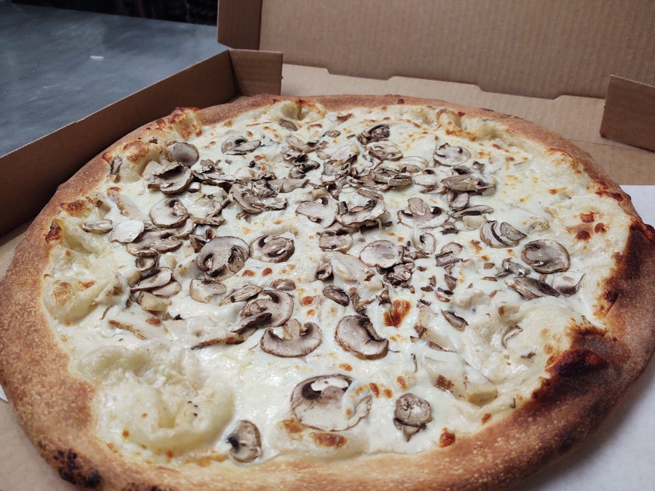Order Chicken Alfredo Gluten Free Pizza - 10" food online from Poulsbo Woodfired Pizza  store, Poulsbo on bringmethat.com