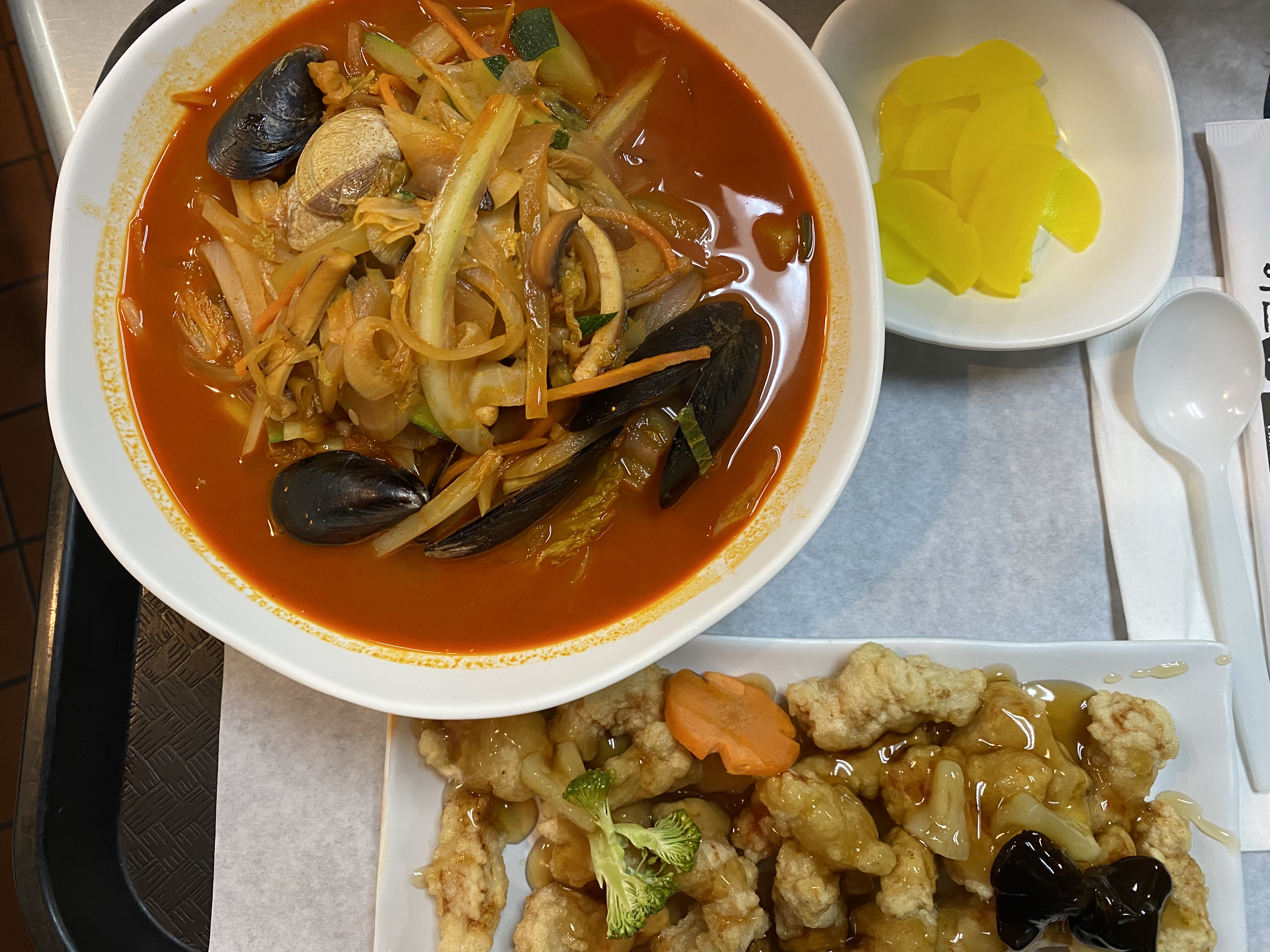 Order Spicy Seafood Noodle Soup and Fried Pork with Sweet Sour Sauce Combo   짬뽕콤보 food online from Kyo-Dong store, Garden Grove on bringmethat.com