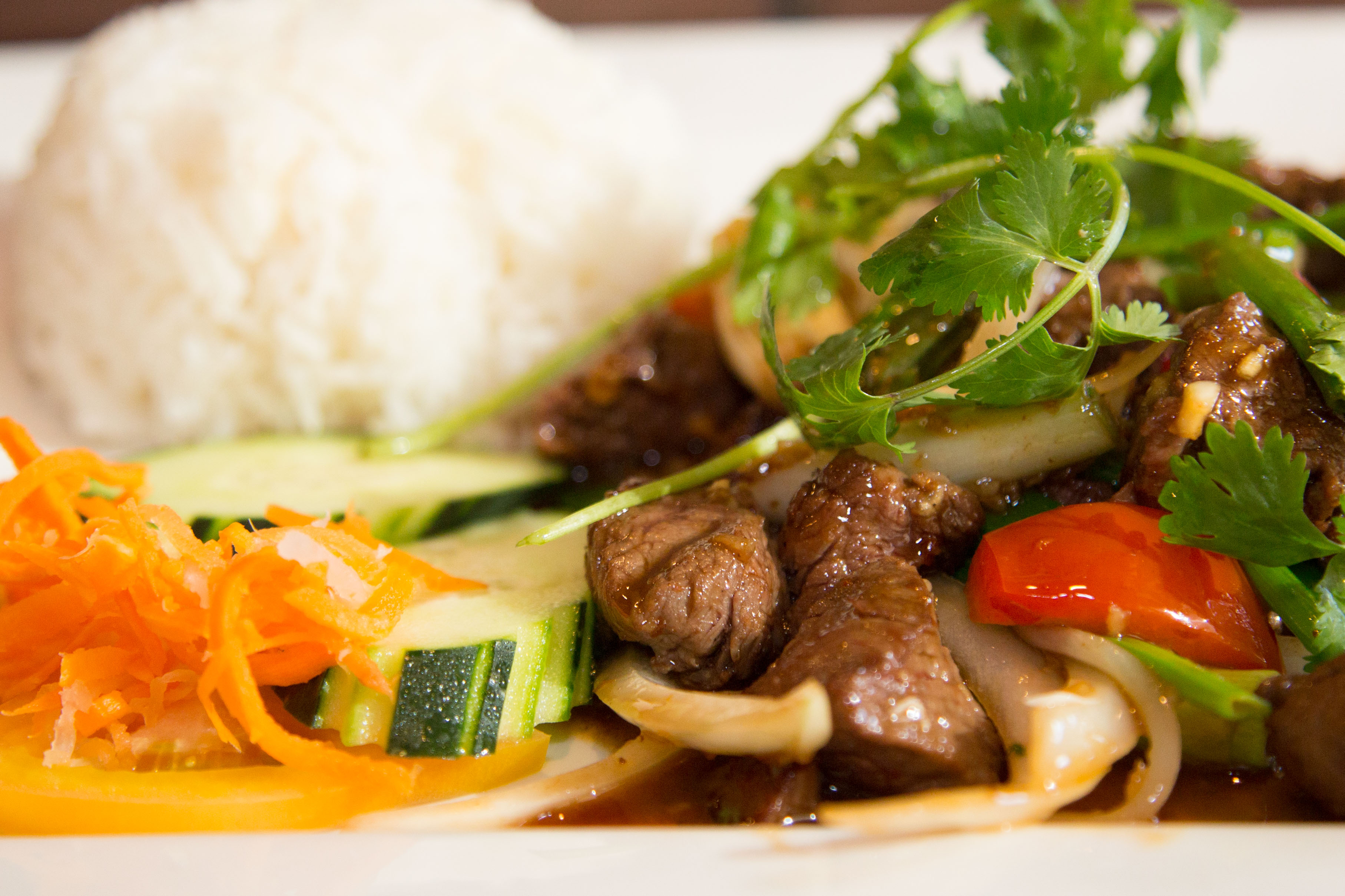 Order 12H Shaken beef cube with onions, red bell pepers and rice food online from Pho Ton store, Houston on bringmethat.com