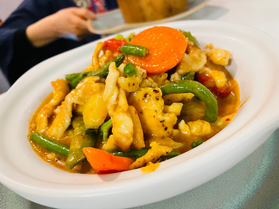 Order Red Curry food online from Sushi House store, Downers Grove on bringmethat.com