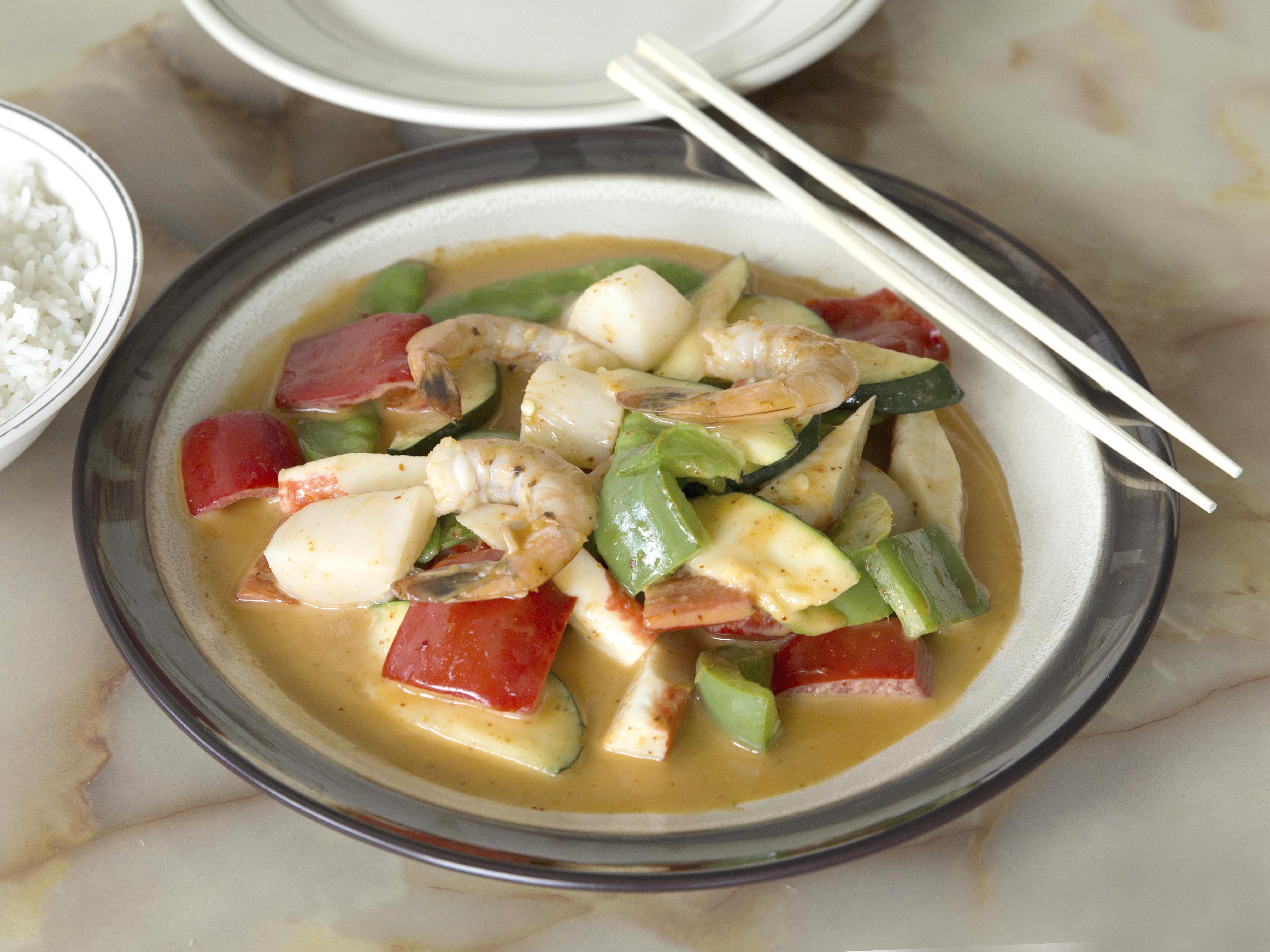 Order 5. Large Seafood Curry Thai food online from Golden Town Chinese Restaurant store, Commerce City on bringmethat.com