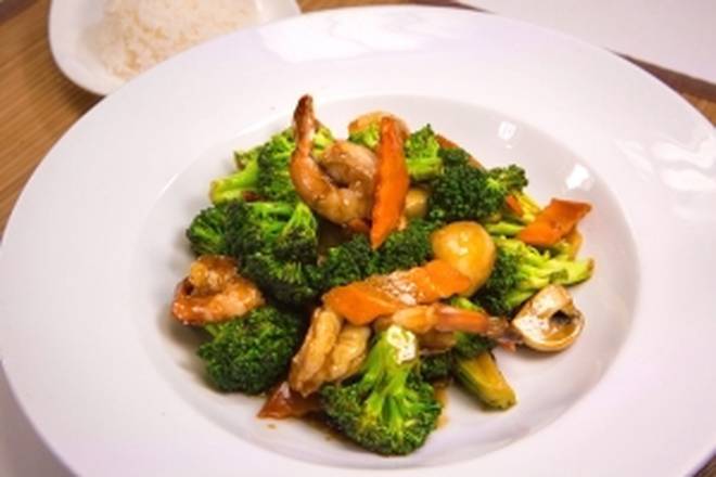 Order AD8 - Broccoli Dinner food online from Saigon Cafe store, Smyrna on bringmethat.com