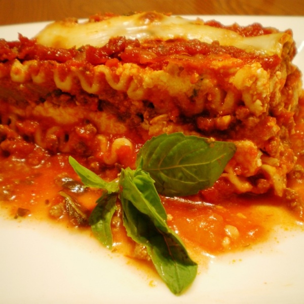 Order Meat Lasagna food online from New York Giant Pizza store, Hayward on bringmethat.com