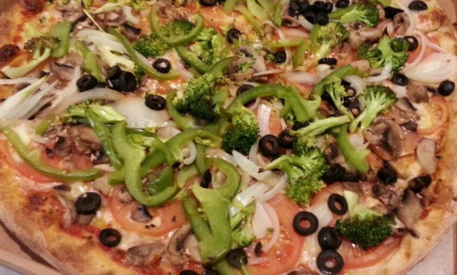 Order Garden Pizza - Medium 12'' food online from Wellesley North End store, Wellesley on bringmethat.com