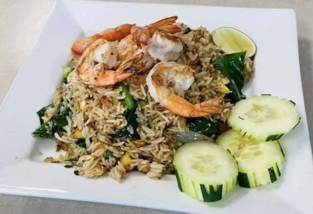 Order Traditional Thai Fried Rice food online from Thong's Authentic Thai Restaurant store, Green Bay on bringmethat.com