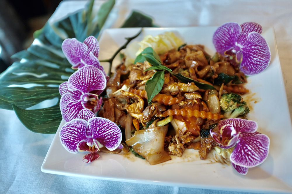 Order N2. Pad Kee Mao(Basil Leaf Noodle) food online from Bangkok Orchid Thai Restaurant store, Irving on bringmethat.com