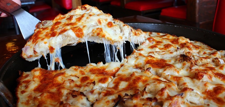 Order Chicken Alfredo Pizza food online from Quatro Deep Pan Pizza store, Carbondale on bringmethat.com