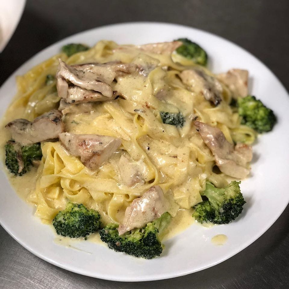 Order Fettuccine Alfredo with Grilled Chicken & Broccoli - Pasta food online from Planet Pizza store, Ridgefield on bringmethat.com