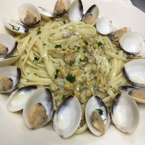Order Linguini and Clams food online from Rocco's New York Pizza store, North Las Vegas on bringmethat.com