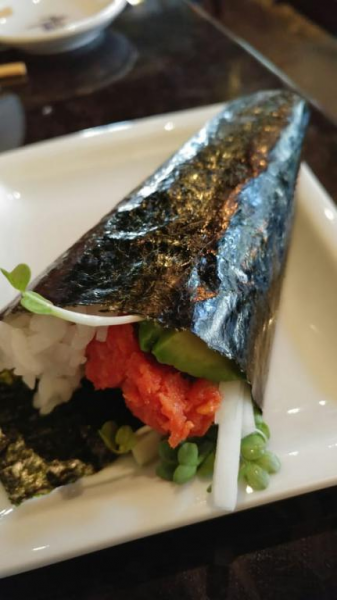 Order Spicy Tuna Hand Roll food online from Ahi Sushi store, Studio City on bringmethat.com