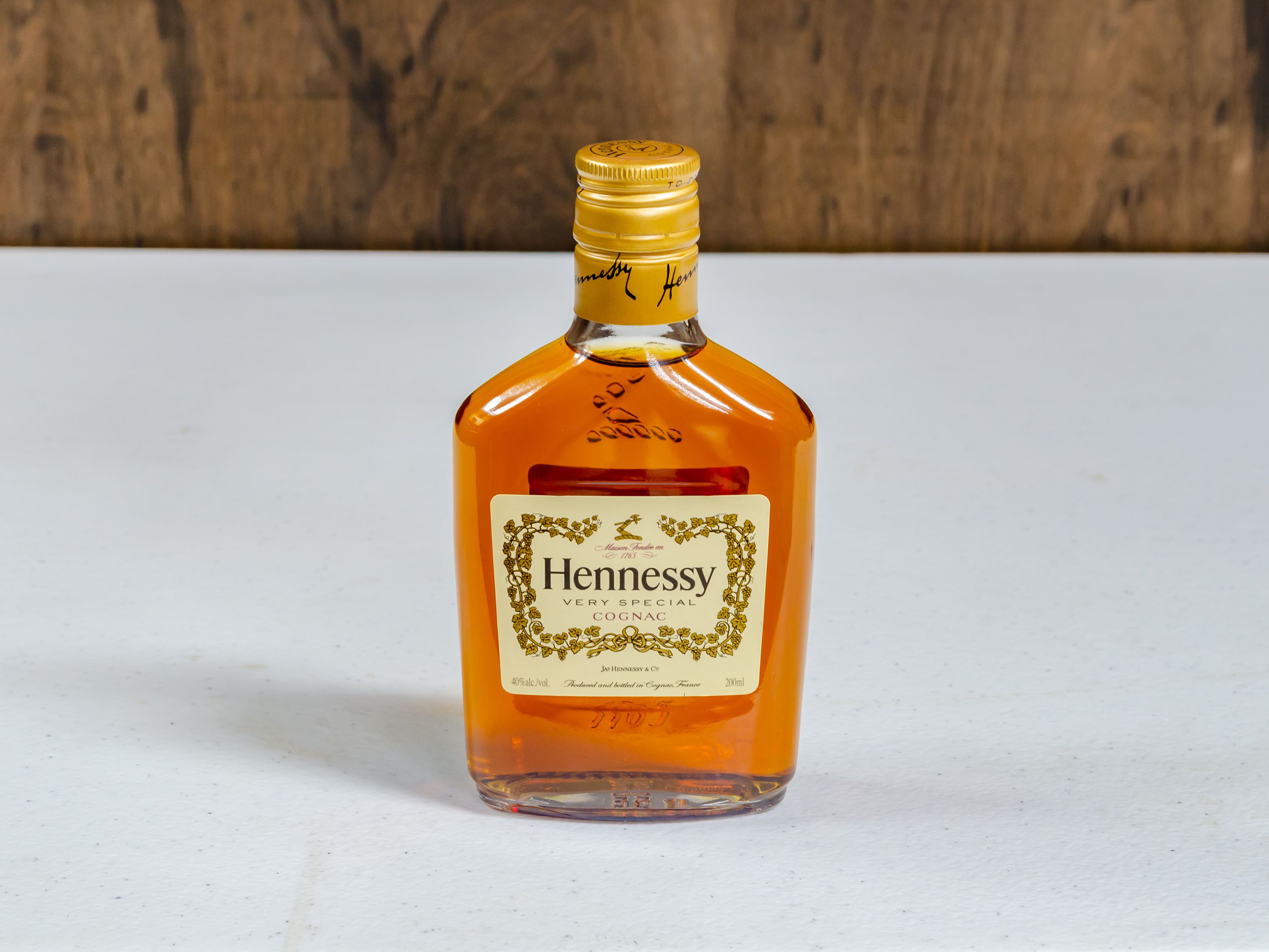 Order Hennessy VS, 200 ml. Cognac food online from Liquorama store, Hyde Park on bringmethat.com