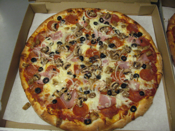 Order Deluxe Combo Pizza food online from Papas Pizza store, San Diego on bringmethat.com