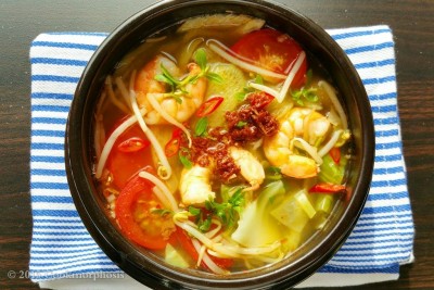 Order SE2. Tum Gowl Lau Soup food online from Pho Vieng store, Fort Worth on bringmethat.com