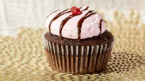 Order 4 Assorted Cupcakes food online from Pandora’S Cupcakes store, Akron on bringmethat.com