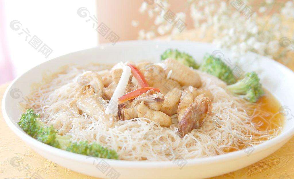 Order N4. Sliced Chicken Noodle Soup food online from Mr. Rice store, Rahway on bringmethat.com