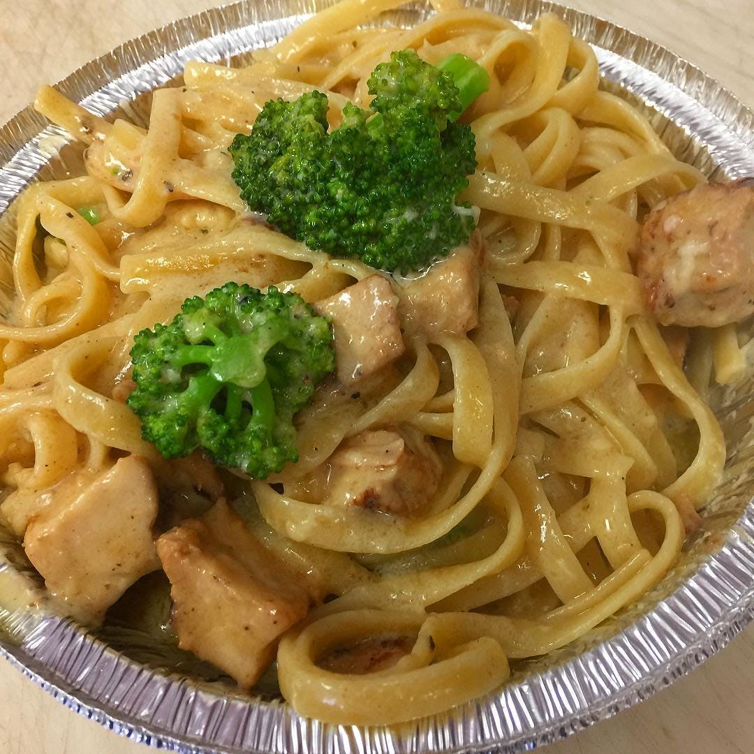 Order 12. Fettuccine Alfredo with Broccoli & Chicken - For 1 Person food online from Verdugo Pizza store, Glendale on bringmethat.com